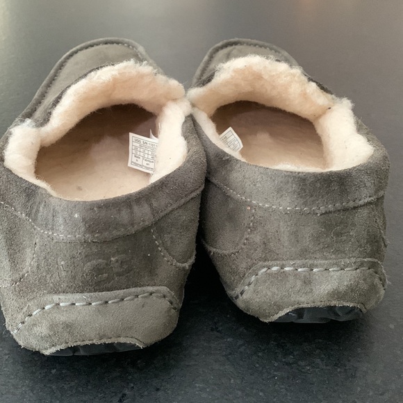 UGG suede sheepskin Ascot slippers 13 EUC - Picture 9 of 9